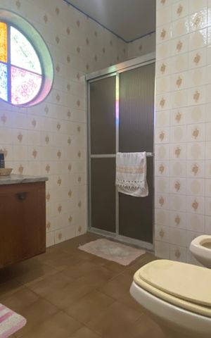 Casa à venda com 500m², 2 quartos e 6 vagasBanheiro da Suíte 2