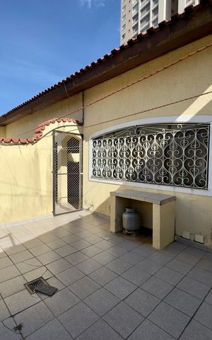 Casa à venda com 480m², 5 quartos e 4 vagas Casa à venda com 480m², 5 quartos e 4 vagasQuintal