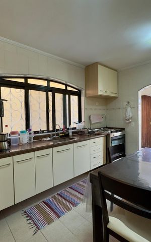Casa à venda com 480m², 5 quartos e 4 vagas Casa à venda com 480m², 5 quartos e 4 vagasCozinha