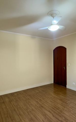 Casa à venda com 480m², 5 quartos e 4 vagas Casa à venda com 480m², 5 quartos e 4 vagasQuarto 3