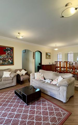 Casa à venda com 480m², 5 quartos e 4 vagas Casa à venda com 480m², 5 quartos e 4 vagasSala