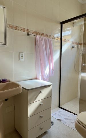 Casa à venda com 480m², 5 quartos e 4 vagas Casa à venda com 480m², 5 quartos e 4 vagasBanheiro 2
