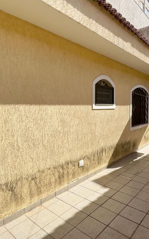 Casa à venda com 480m², 5 quartos e 4 vagas Casa à venda com 480m², 5 quartos e 4 vagasQuintal Fundos