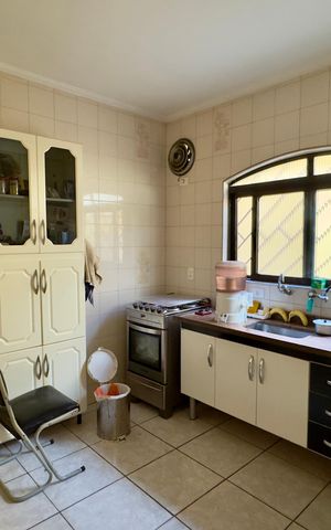 Casa à venda com 480m², 5 quartos e 4 vagas Casa à venda com 480m², 5 quartos e 4 vagasCozinha 2