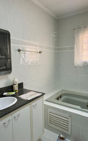 Casa à venda com 480m², 5 quartos e 4 vagas Casa à venda com 480m², 5 quartos e 4 vagasBanheiro 4