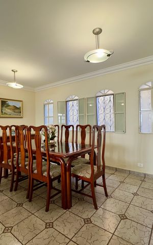 Casa à venda com 480m², 5 quartos e 4 vagas Casa à venda com 480m², 5 quartos e 4 vagasSala de Jantar