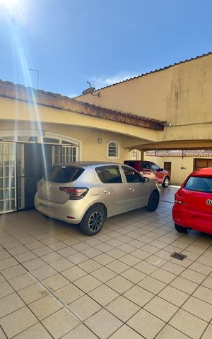 Casa à venda com 480m², 5 quartos e 4 vagas Casa à venda com 480m², 5 quartos e 4 vagasGaragem