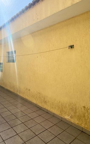 Casa à venda com 480m², 5 quartos e 4 vagas Casa à venda com 480m², 5 quartos e 4 vagasQuintal Fundos
