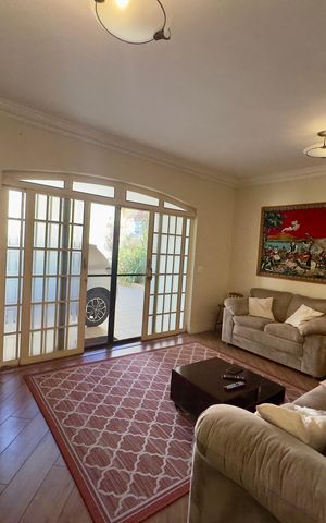 Casa à venda com 480m², 5 quartos e 4 vagas Casa à venda com 480m², 5 quartos e 4 vagasSala