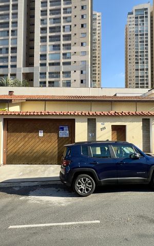 Casa à venda com 480m², 5 quartos e 4 vagas Casa à venda com 480m², 5 quartos e 4 vagasPlaca instalada na fachada do imóvel