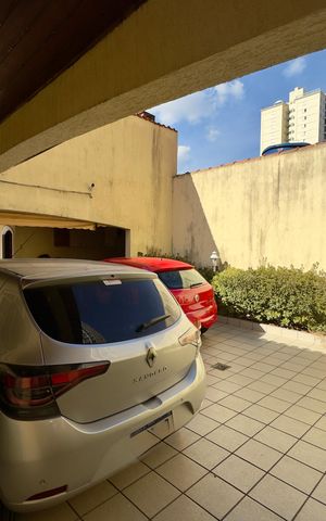 Casa à venda com 480m², 5 quartos e 4 vagas Casa à venda com 480m², 5 quartos e 4 vagasGaragem