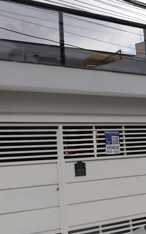 Casa à venda com 250m², 3 quartos e 2 vagasPortão e fachada