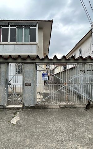 Casa à venda com 220m², 3 quartos e 3 vagasFachada  + plaquinha