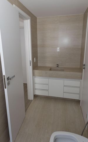 Apartamento à venda com 199m², 4 quartos e 3 vagas Apartamento à venda com 199m², 4 quartos e 3 vagasBanheiro da Semi Suíte 3 e 4