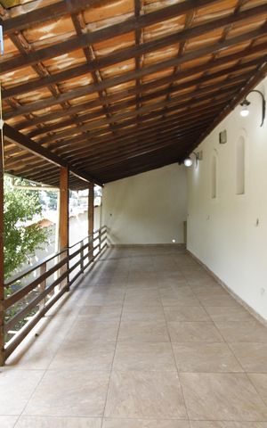 Casa à venda com 220m², 4 quartos e 2 vagasVaranda