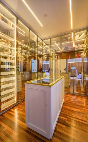 Casa de condomínio à venda com 452m², 1 quarto e 4 vagas Casa de condomínio à venda com 452m², 1 quarto e 4 vagasCloset da suíte