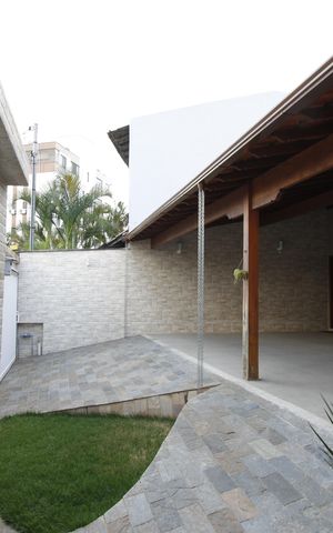 Casa à venda com 215m², 4 quartos e 4 vagasÁrea externa