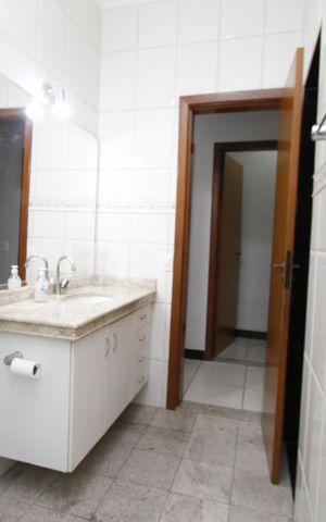 Casa à venda com 215m², 4 quartos e 4 vagasBanheiro Social