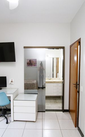 Casa à venda com 215m², 4 quartos e 4 vagasSuíte 2