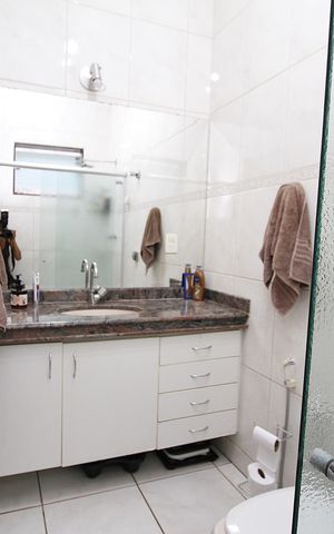 Casa à venda com 215m², 4 quartos e 4 vagasBanheiro da Suíte