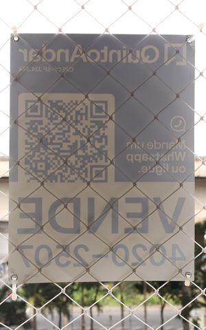 Apartamento à venda com 42m², 2 quartos e sem vagaPlaca instalada na janela do imóvel (4º andar com visão para a rua) - Código da placa: VAIO-745