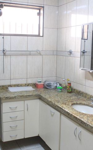 Casa à venda com 600m², 4 quartos e 2 vagasBanheiro 1