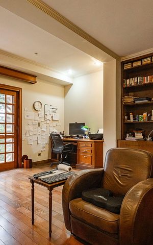Casa à venda com 590m², 5 quartos e 4 vagas Casa à venda com 590m², 5 quartos e 4 vagasQuarto 4