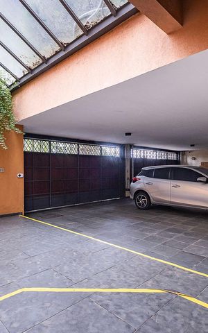 Casa à venda com 590m², 5 quartos e 4 vagas Casa à venda com 590m², 5 quartos e 4 vagasGaragem