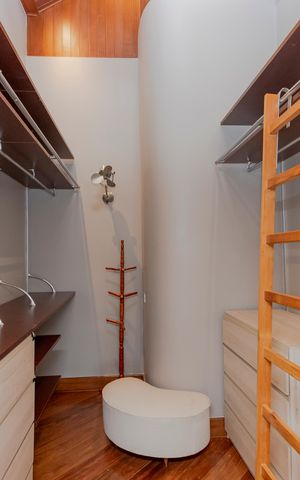 Casa à venda com 226m², 3 quartos e 2 vagas Casa à venda com 226m², 3 quartos e 2 vagasCloset da Suíte