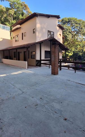 Casa de condomínio à venda com 258m², 3 quartos e 4 vagas Casa de condomínio à venda com 258m², 3 quartos e 4 vagasQuintal