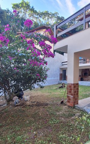Casa de condomínio à venda com 258m², 3 quartos e 4 vagas Casa de condomínio à venda com 258m², 3 quartos e 4 vagasQuintal