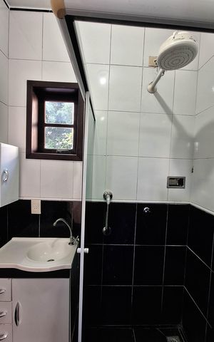 Casa de condomínio à venda com 258m², 3 quartos e 4 vagas Casa de condomínio à venda com 258m², 3 quartos e 4 vagasBanheiro da Suíte 1