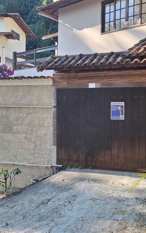Casa de condomínio à venda com 258m², 3 quartos e 4 vagas Casa de condomínio à venda com 258m², 3 quartos e 4 vagasfachada