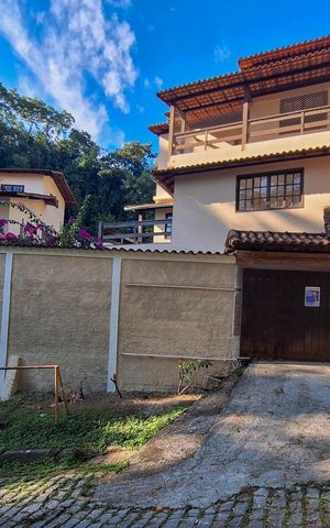 Casa de condomínio à venda com 258m², 3 quartos e 4 vagas Casa de condomínio à venda com 258m², 3 quartos e 4 vagasplaca