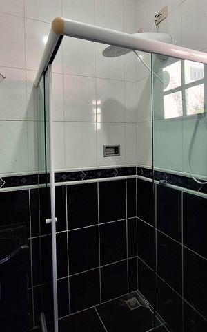 Casa de condomínio à venda com 258m², 3 quartos e 4 vagas Casa de condomínio à venda com 258m², 3 quartos e 4 vagasBanheiro 1