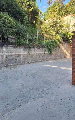 Casa de condomínio à venda com 258m², 3 quartos e 4 vagas Casa de condomínio à venda com 258m², 3 quartos e 4 vagasQuintal