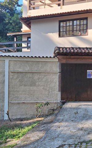 Casa de condomínio à venda com 258m², 3 quartos e 4 vagas Casa de condomínio à venda com 258m², 3 quartos e 4 vagasplaca