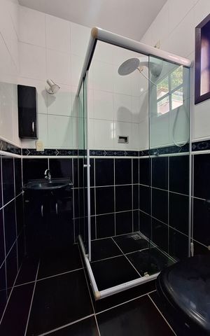 Casa de condomínio à venda com 258m², 3 quartos e 4 vagas Casa de condomínio à venda com 258m², 3 quartos e 4 vagasBanheiro 1