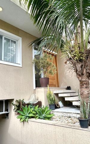 Casa à venda com 240m², 3 quartos e 8 vagas Casa à venda com 240m², 3 quartos e 8 vagasFachada