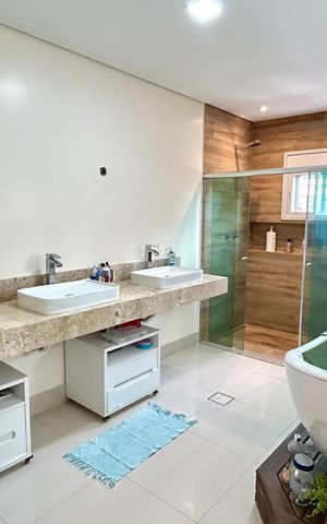 Casa à venda com 240m², 3 quartos e 8 vagas Casa à venda com 240m², 3 quartos e 8 vagasBanheiro da Suíte 1
