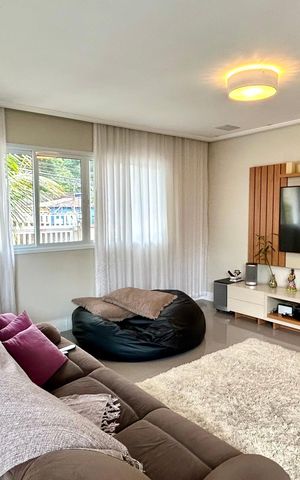 Casa à venda com 240m², 3 quartos e 8 vagas Casa à venda com 240m², 3 quartos e 8 vagasSala