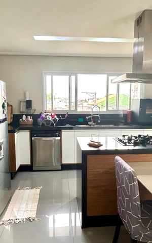 Casa à venda com 240m², 3 quartos e 8 vagas Casa à venda com 240m², 3 quartos e 8 vagasCozinha