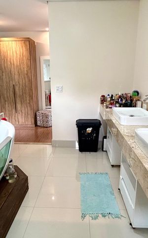Casa à venda com 240m², 3 quartos e 8 vagas Casa à venda com 240m², 3 quartos e 8 vagasBanheiro da Suíte 1