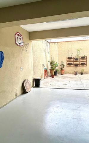 Casa à venda com 240m², 3 quartos e 8 vagas Casa à venda com 240m², 3 quartos e 8 vagasQuintal