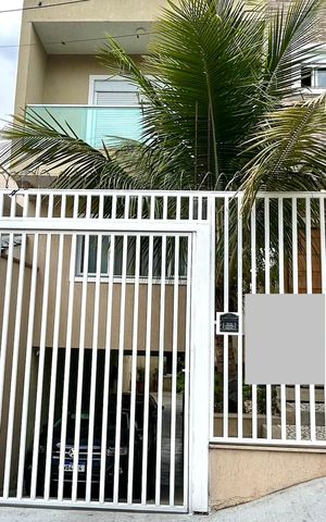 Casa à venda com 240m², 3 quartos e 8 vagas Casa à venda com 240m², 3 quartos e 8 vagasPlaca instalada na fachada do imóvel