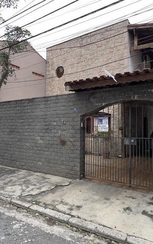 Casa à venda com 288m², 3 quartos e 4 vagas Casa à venda com 288m², 3 quartos e 4 vagasFachada