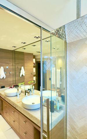 Apartamento à venda com 360m², 5 quartos e 4 vagas Apartamento à venda com 360m², 5 quartos e 4 vagasBanheiro da Suíte 1