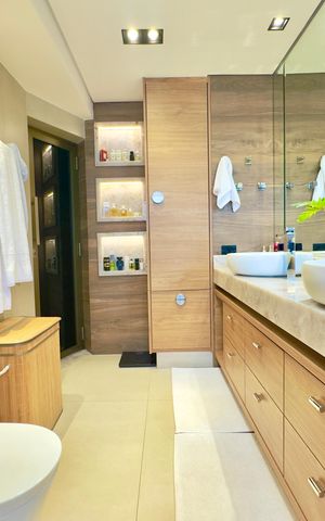 Apartamento à venda com 360m², 5 quartos e 4 vagas Apartamento à venda com 360m², 5 quartos e 4 vagasBanheiro da Suíte 1