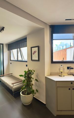Apartamento à venda com 360m², 5 quartos e 4 vagas Apartamento à venda com 360m², 5 quartos e 4 vagasEscritório