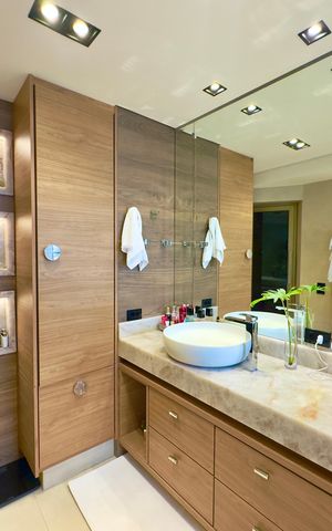 Apartamento à venda com 360m², 5 quartos e 4 vagas Apartamento à venda com 360m², 5 quartos e 4 vagasBanheiro da Suíte 1